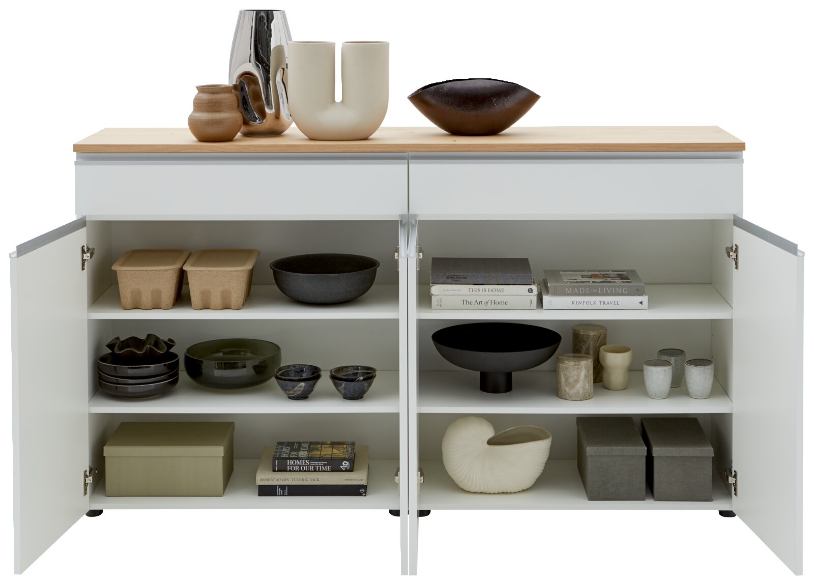 Vooraanzicht van een wit dressoir met open deuren, gevuld met decoratieve voorwerpen en boeken op de planken.