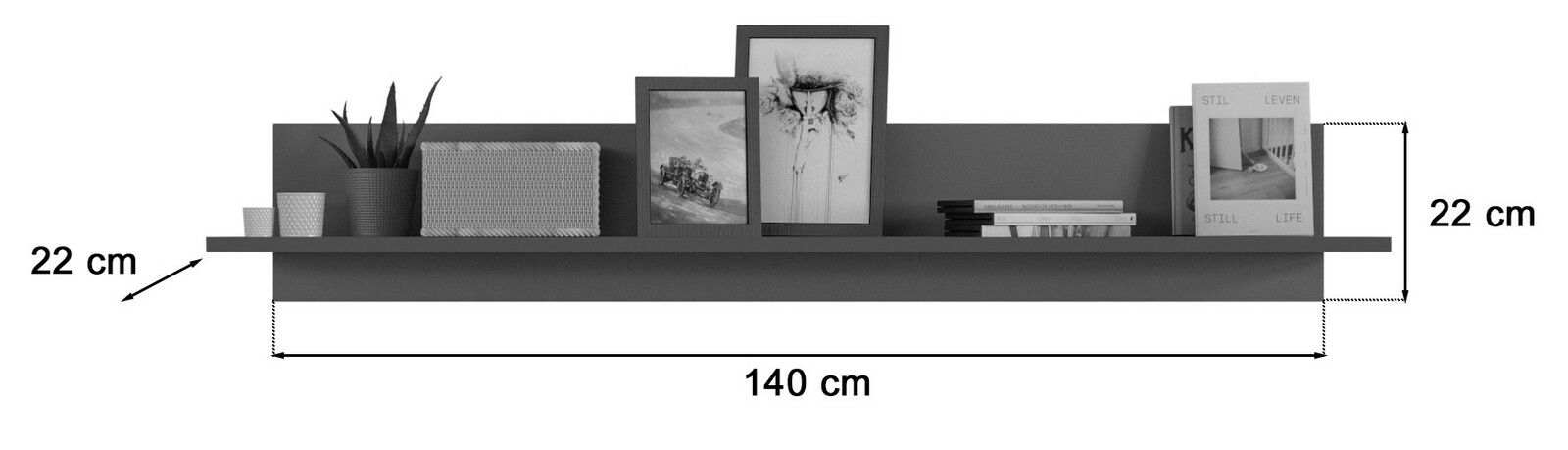 Wandboard mit einer Breite von 140 cm und einer Tiefe von 22 cm, frontal abgebildet. Dekoriert mit Pflanzen, Büchern und gerahmten Bildern.
