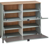 Garderoben-Set Schilf mit offenen Türen, zeigt mehrere Regalböden in einer modernen Holzoptik, Perspektive von vorne.