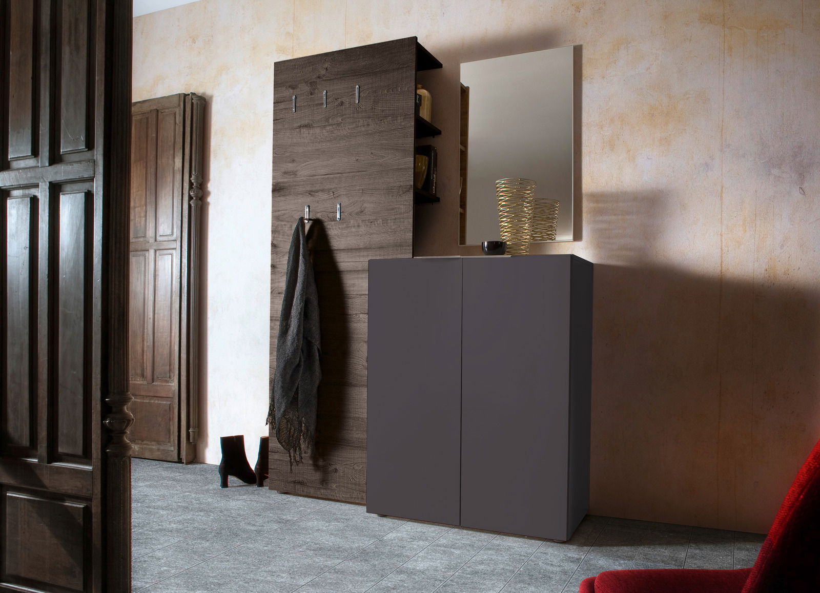 Moderner Eingangsbereich mit dunklem Schuhschrank, Garderobenpaneel und Spiegel, seitliche Perspektive