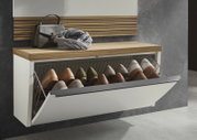 Moderner Hängeunterschrank mit Holzoberfläche, geöffnet, zeigt Schuhaufbewahrung und Accessoires von vorne.