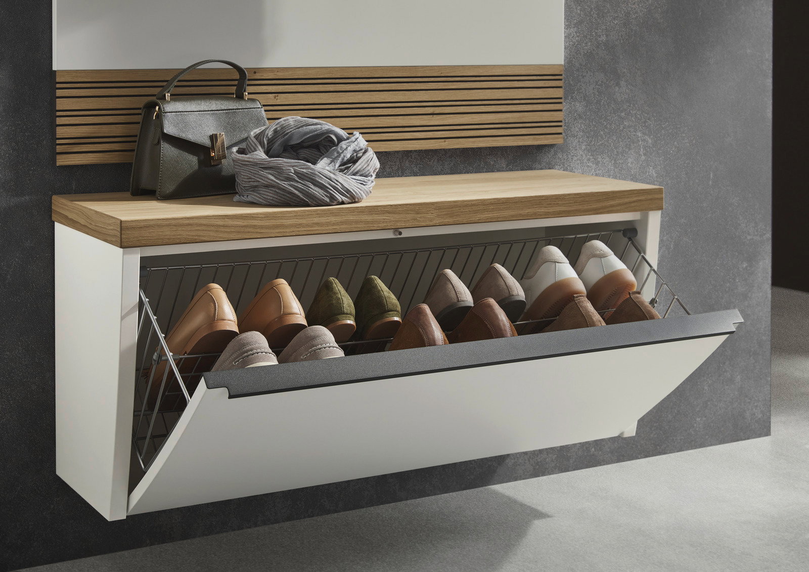 Moderner Hängeunterschrank mit Holzoberfläche, geöffnet, zeigt Schuhaufbewahrung und Accessoires von vorne.