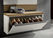 Moderner Hängeunterschrank mit Holzoberfläche, geöffnet, zeigt Schuhaufbewahrung und Accessoires von vorne.