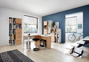 Moderner Büroraum mit Schreibtisch, Rollcontainer und Aktenschränken in Holzoptik, seitliche Perspektive
