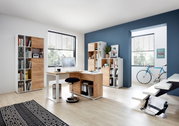 Moderner Büroraum mit Schreibtisch, Rollcontainer und Aktenschränken in Holzoptik, seitliche Perspektive