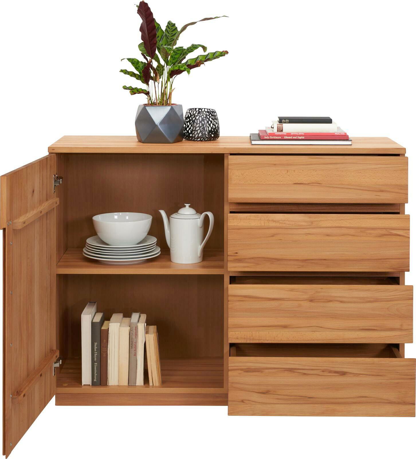 Holzkommode mit offenen Schubladen und Tür, gefüllt mit Geschirr und Büchern, aus der Frontperspektive fotografiert.