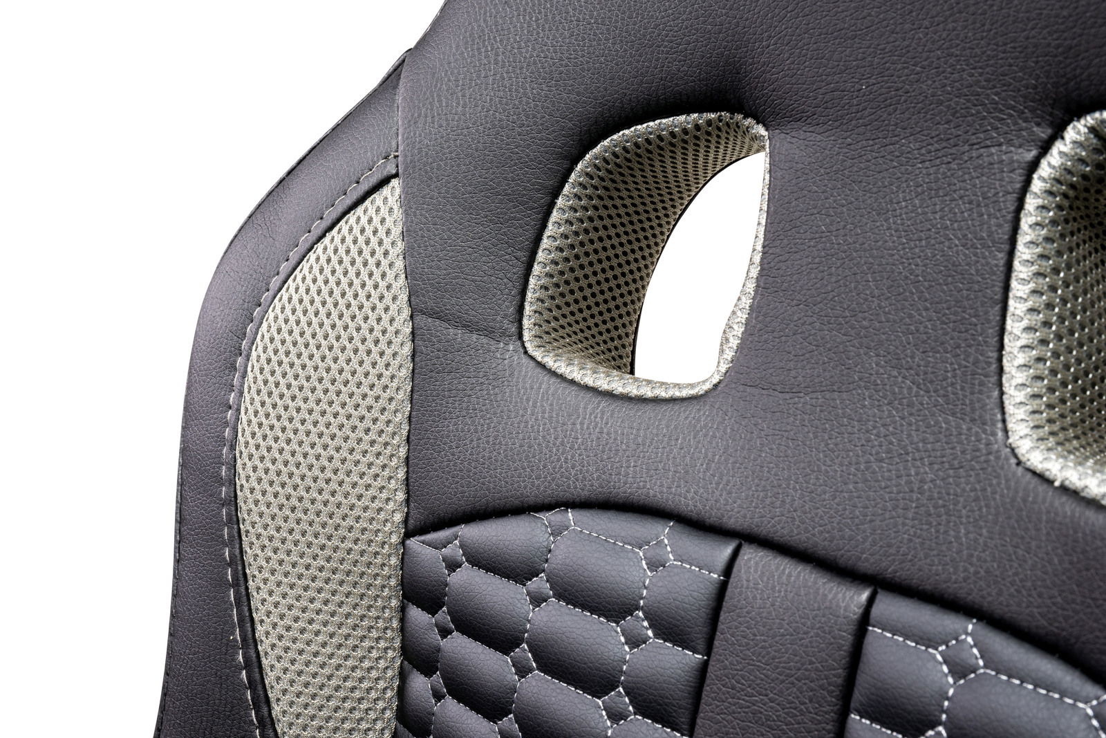 Nahaufnahme der Rückenlehne eines Gaming-Stuhls mit schwarzem Kunstleder und grauem Netzstoff, seitliche Perspektive.