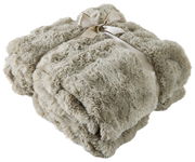 Weiche, beige Felldecke 150x200cm, zusammengefaltet und mit einer Schleife gebunden, aus der Vogelperspektive.