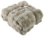 Weiche, beige Felldecke 150x200cm, zusammengefaltet und mit einer Schleife gebunden, aus der Vogelperspektive.