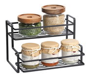 Metallregal mit zwei Ebenen, gefüllt mit Gläsern und Gewürzen, seitliche Perspektive