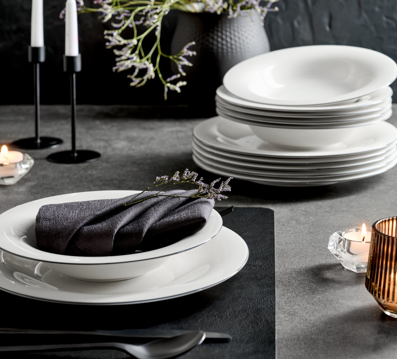 Elegantes Tafelservice in moderner Tischdekoration, seitliche Perspektive