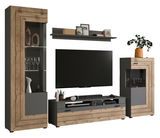 Wohnwandkombination in moderner Perspektive mit Holz- und Glaselementen, bestehend aus zwei Vitrinen, einem TV-Board und einem Wandregal.