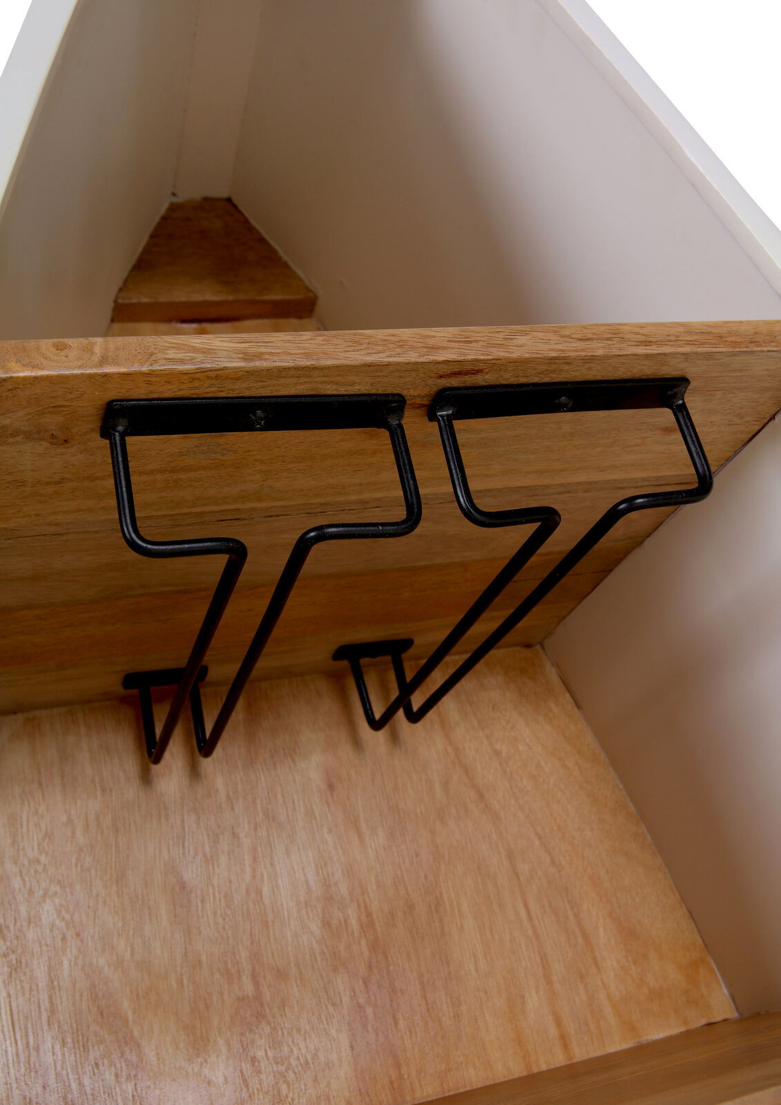 Innenansicht eines Bar-Regals in Bootsform mit Holzregalen und schwarzen Metallhaltern, Perspektive von oben.