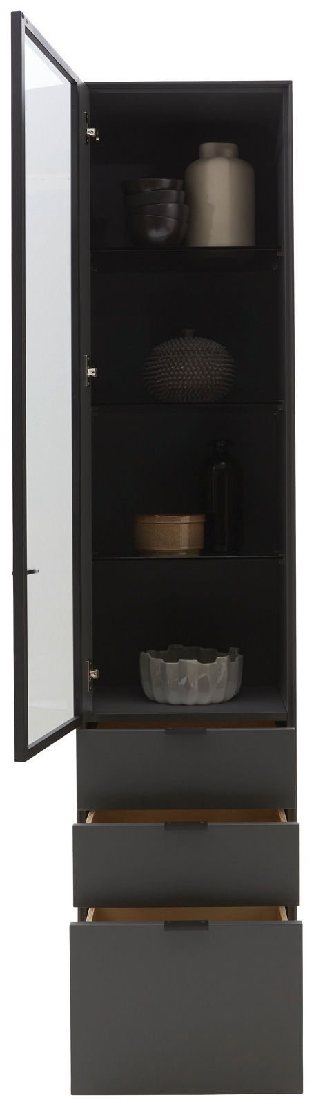 Vitrine in dunklem Design mit geöffneter Glastür, drei Regalböden mit dekorativen Objekten und drei offenen Schubladen, Frontalansicht.