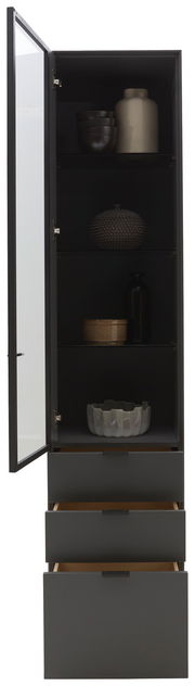 Vitrine in dunklem Design mit geöffneter Glastür, drei Regalböden mit dekorativen Objekten und drei offenen Schubladen, Frontalansicht.