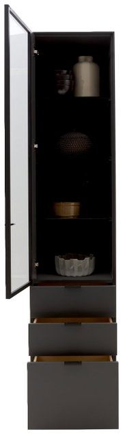 Vitrine in dunklem Design mit geöffneter Glastür, drei Regalböden mit dekorativen Objekten und drei offenen Schubladen, Frontalansicht.