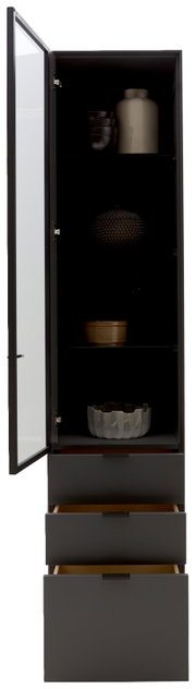 Vitrine in dunklem Design mit geöffneter Glastür, drei Regalböden mit dekorativen Objekten und drei offenen Schubladen, Frontalansicht.