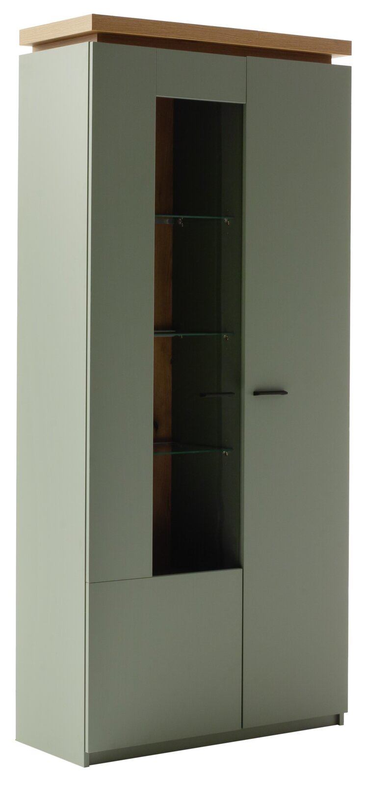 Hoher Vitrinenschrank in mattem Olivgrün mit Holzdeckplatte, schmaler getönter Glastür und schwarzen Griffen, mit Glasböden im Inneren; Ansicht schräg von vorne