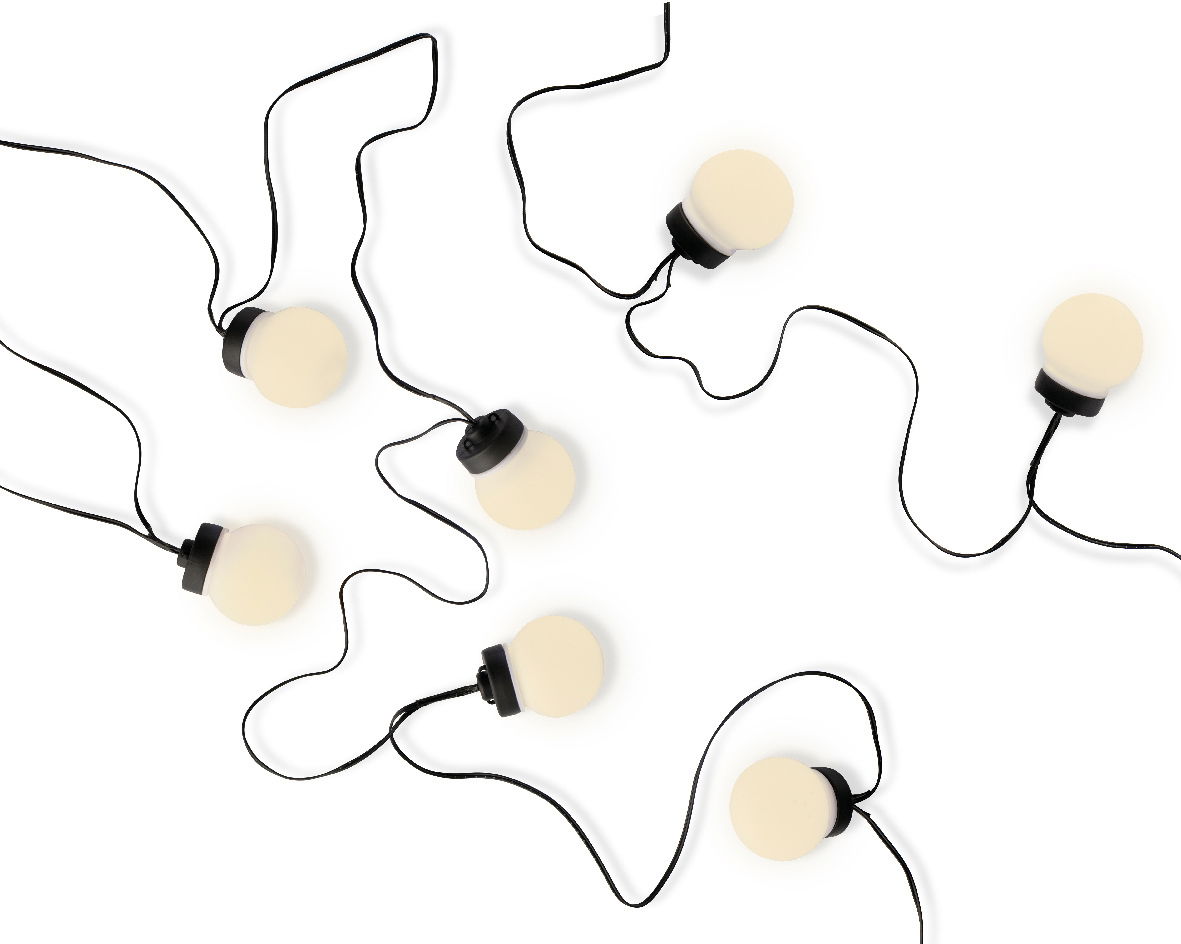 Lichterkette mit runden, warmweißen Lampen aus der Vogelperspektive.