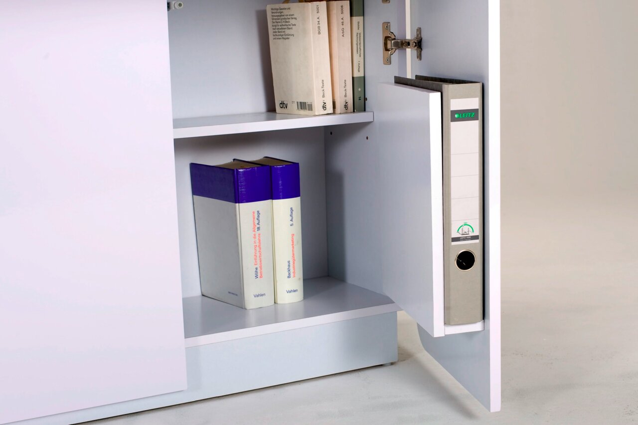 Offener Schrank mit Aktenordner und Büchern, seitliche Perspektive