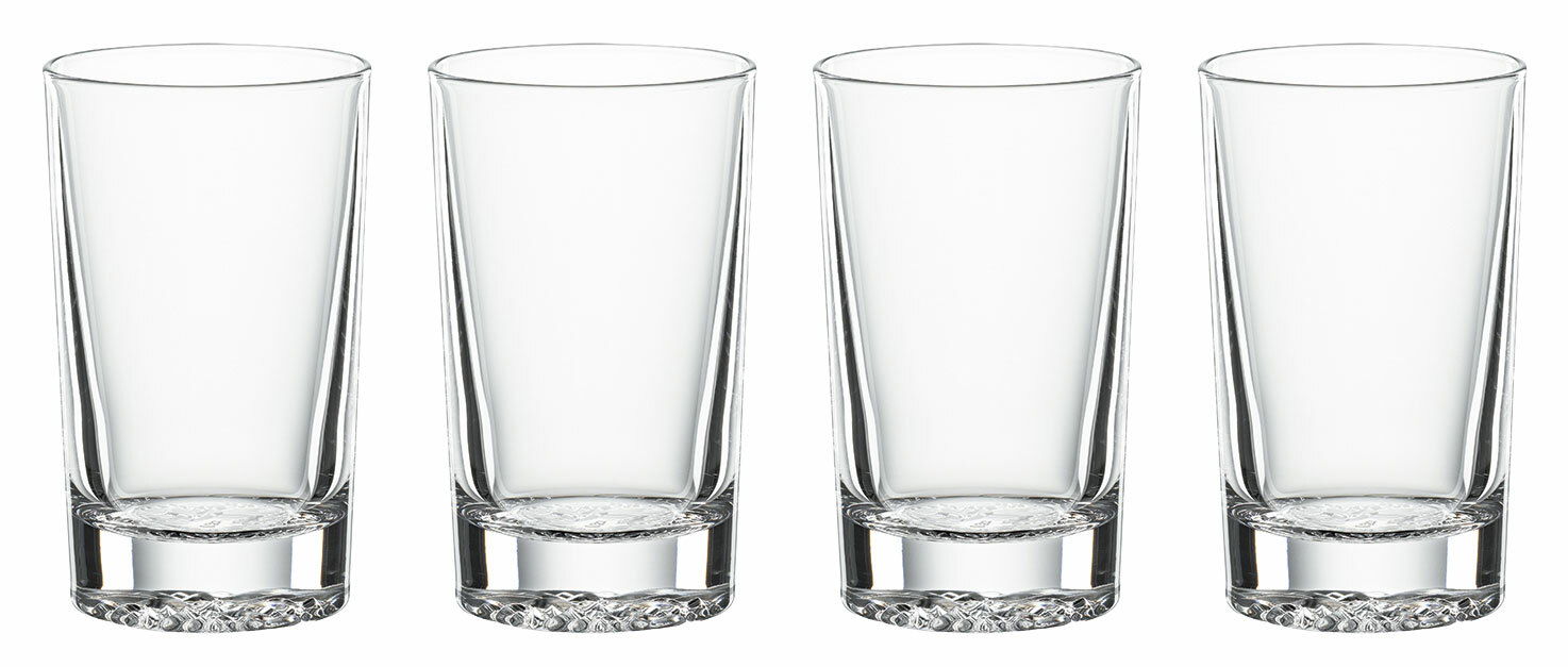 Vier hohe, klare Softdrinkgläser in einer geraden Frontansicht.