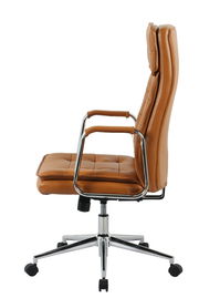 Seitliche Ansicht eines braunen Chefsessels mit verchromten Armlehnen und Rollen.