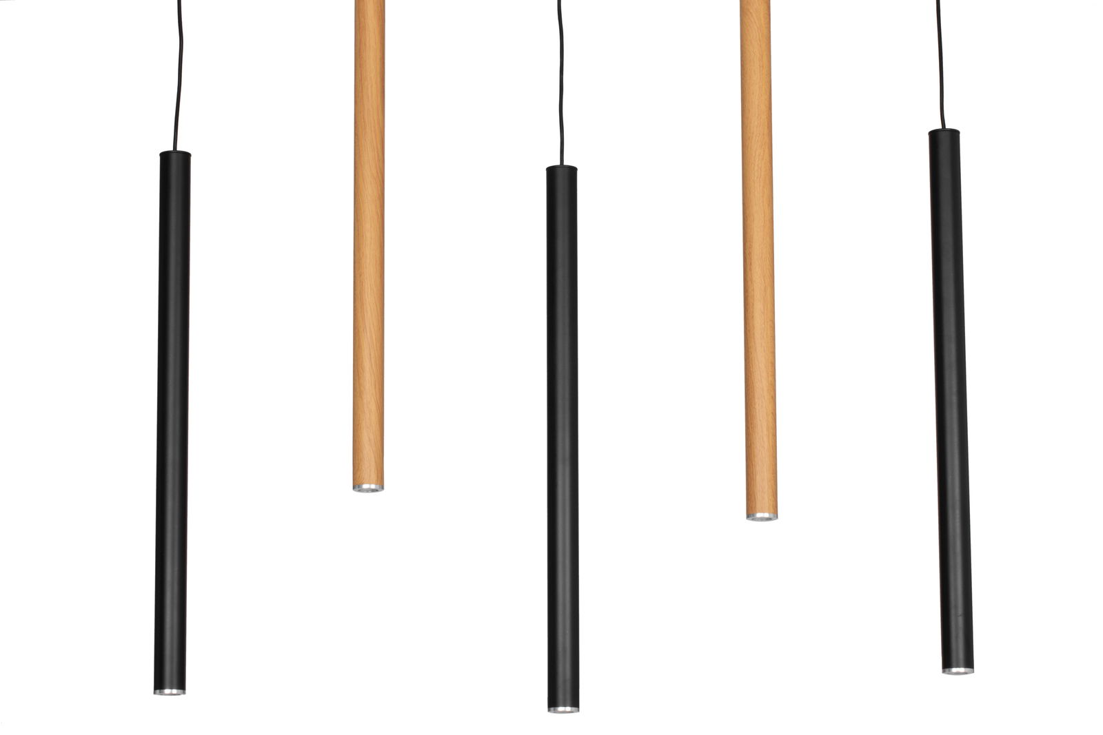 Moderne Hängeleuchte mit fünf zylindrischen Pendeln in Schwarz und Holzoptik, von unten betrachtet.