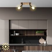 Zwei LED-Leuchtmittel E27 in einer modernen Deckenleuchte aus Holz, montiert in einer stilvollen Küche, Perspektive von unten.