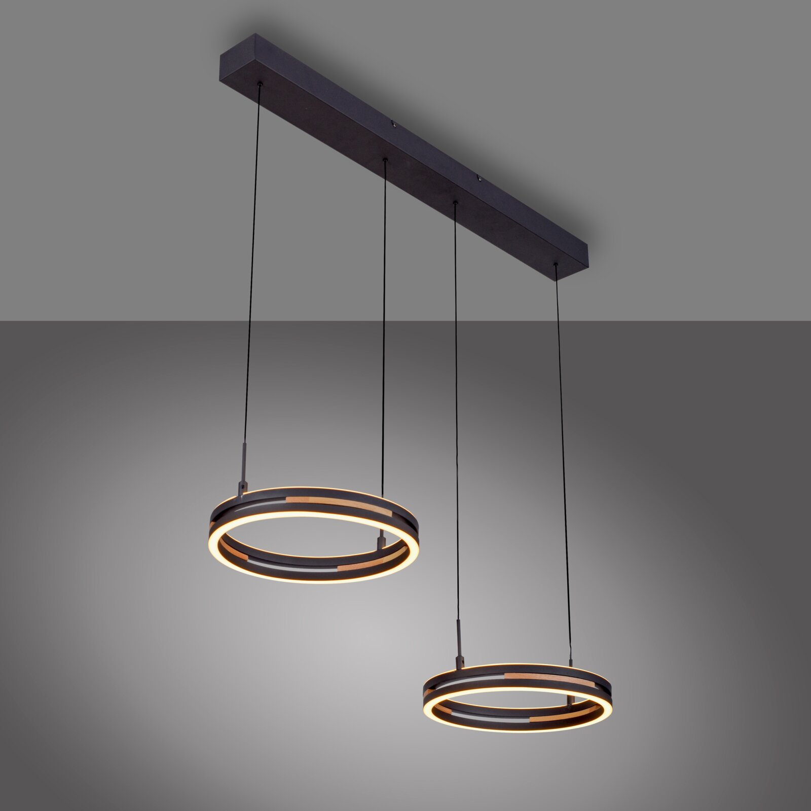 Paul Neuhaus LED-hanglamp SVEJA Moderne zwarte hanglamp met twee warmwit verlichte LED-ringen en houtaccenten, schuin van onderen gezien