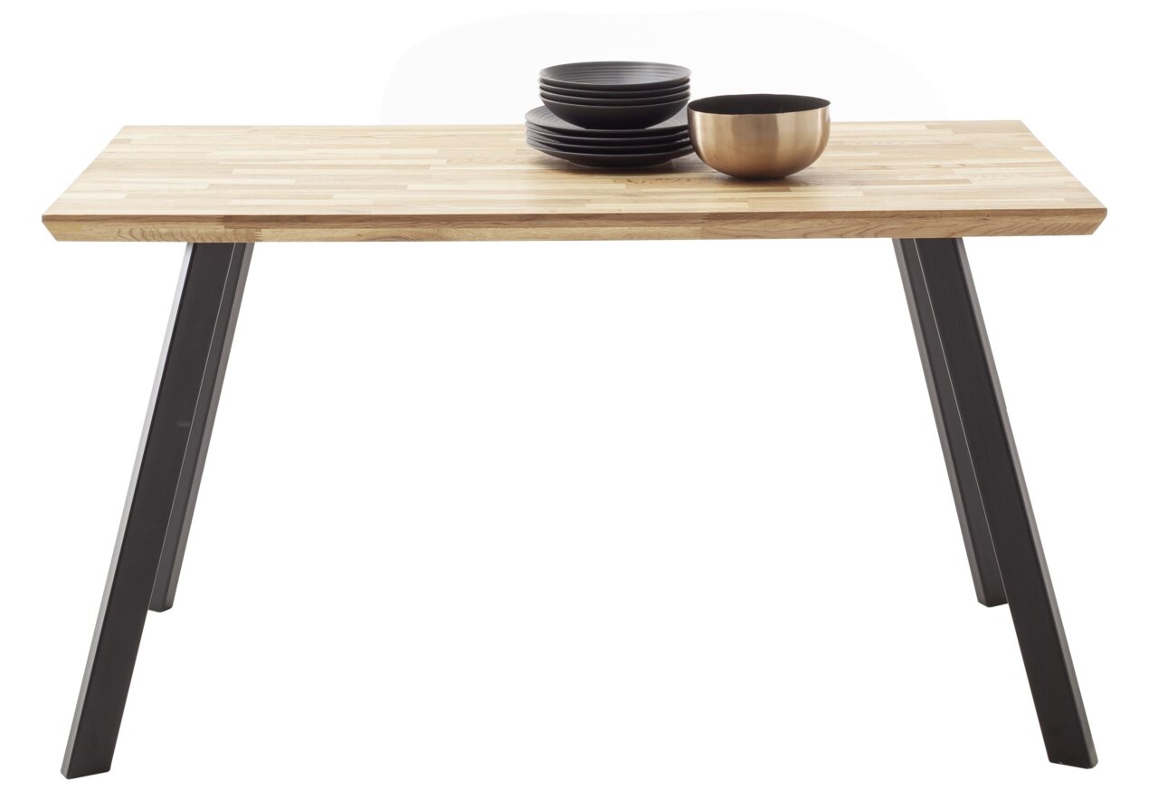 Moderner Esstisch mit Holzplatte und schwarzen Metallbeinen, seitliche Perspektive, dekoriert mit schwarzen Tellern und einer goldenen Schale.