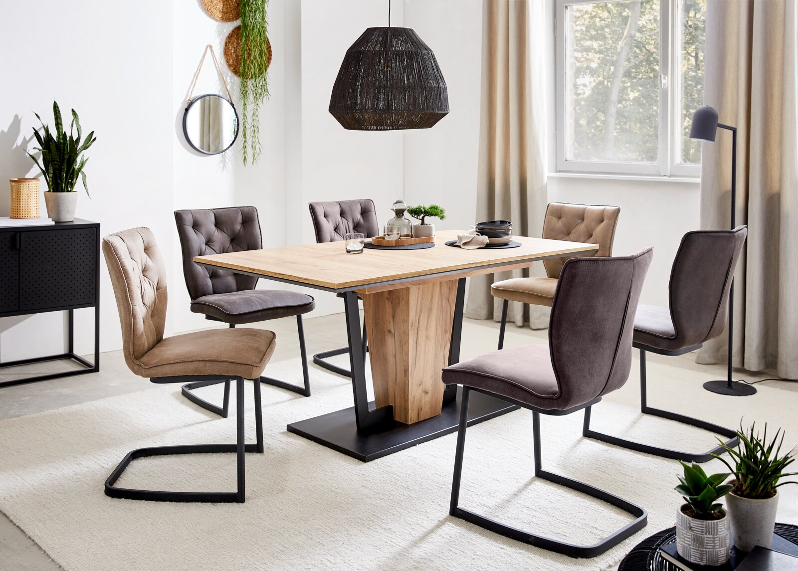 Moderner Esstisch aus Holz mit Metallgestell, umgeben von sechs gepolsterten Stühlen in einem hellen, stilvollen Esszimmer. Perspektive: seitliche Ansicht.