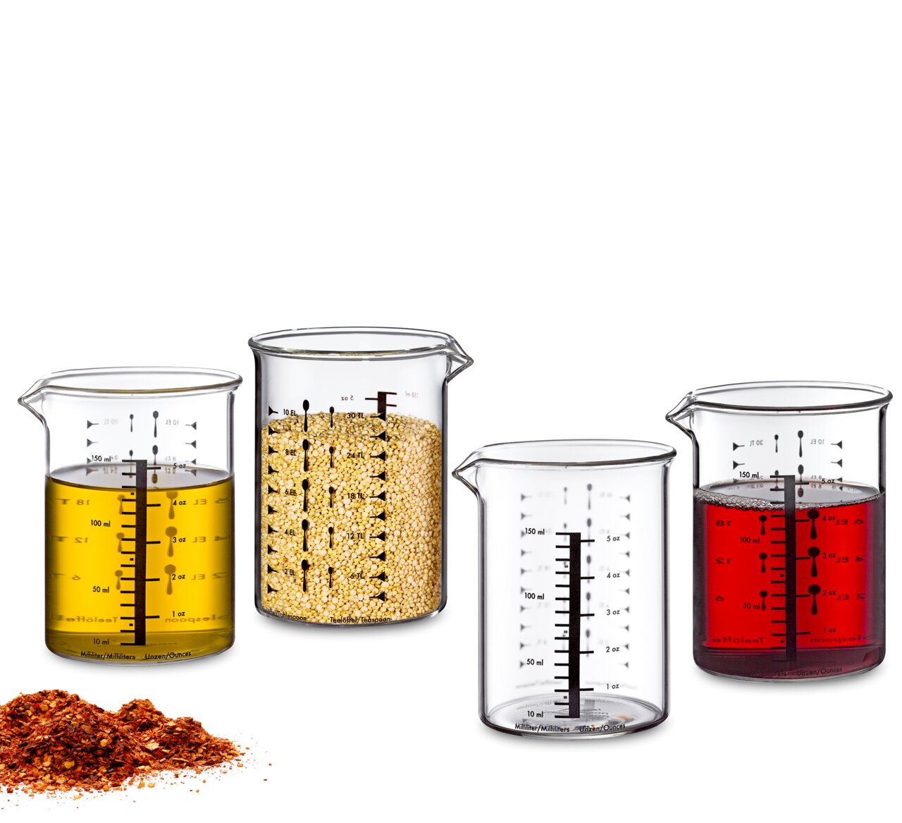 KÜCHENPROFI Messbecher Vier Glas-Messbecher mit Skala, gefüllt mit verschiedenen Flüssigkeiten und Körnern, aus seitlicher Perspektive fotografiert.