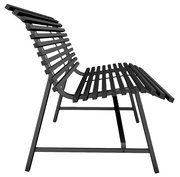 Seitliche Ansicht einer modernen schwarzen Gartenbank mit Lattenstruktur.