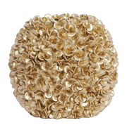 Goldene Vase mit blütenartiger Struktur, frontal betrachtet.