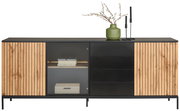 Frontale Ansicht eines modernen XL-Sideboards mit Holz- und Glaselementen, dekoriert mit einer grünen Vase und Kerzenhaltern.