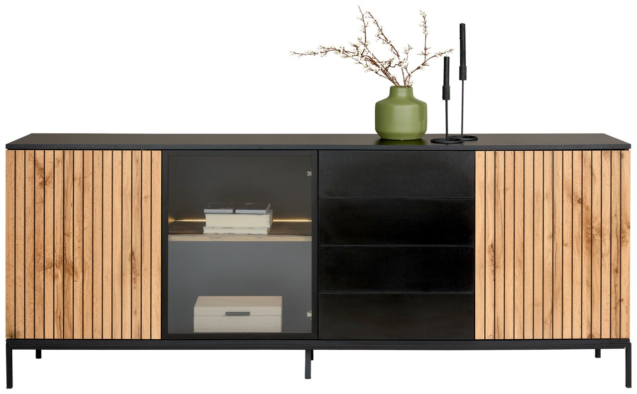 Vooraanzicht van een modern XL-dressoir met houten en glazen elementen, versierd met een groene vaas en kandelaars.