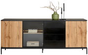 Vooraanzicht van een modern XL-dressoir met houten en glazen elementen, versierd met een groene vaas en kandelaars.