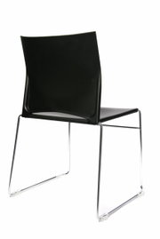 Moderne zwarte bezoekersstoel met metalen frame, achteraanzicht