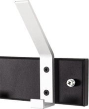 Metall-Wandhalterung mit Haken in Silber an schwarzer Basis, Detailansicht aus seitlicher Perspektive