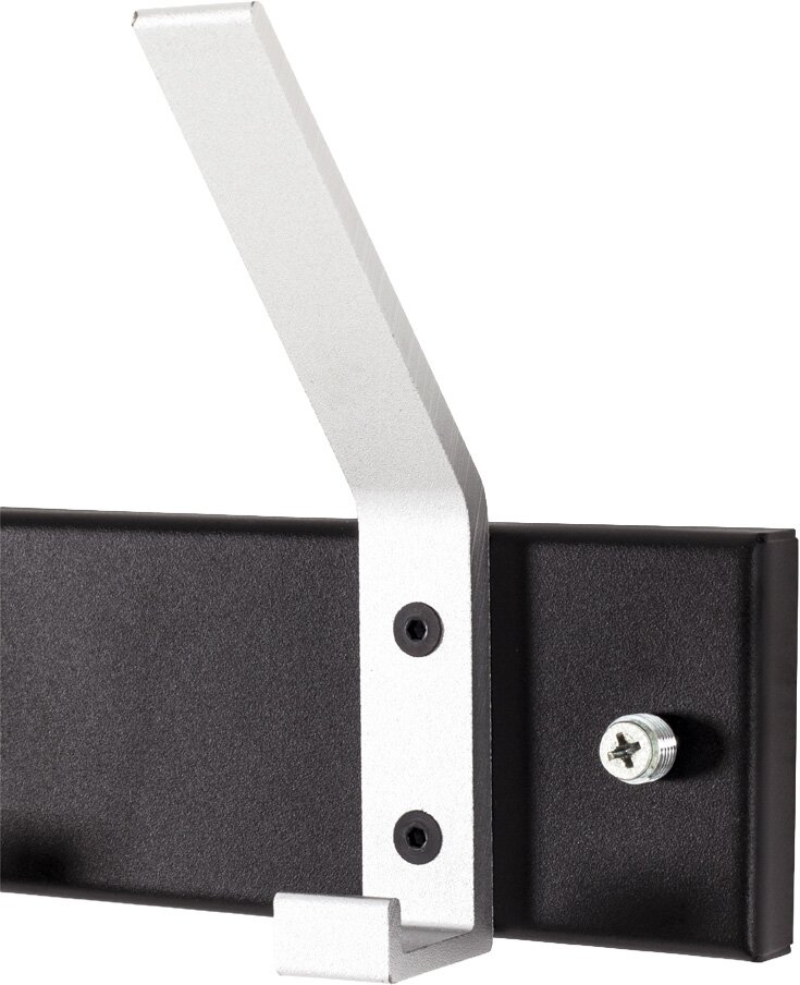 Metall-Wandhalterung mit Haken in Silber an schwarzer Basis, Detailansicht aus seitlicher Perspektive
