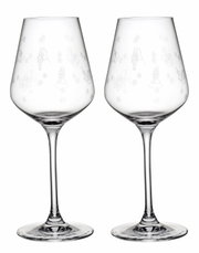 Twee witte wijnglazen met fijne gravures, afgebeeld van voren
