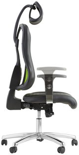 Seitliche Ansicht eines ergonomischen Gaming-Stuhls mit verstellbarer Kopfstütze und Armlehnen, schwarzem Lederbezug und grünem Akzent.