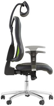 Seitliche Ansicht eines ergonomischen Gaming-Stuhls mit verstellbarer Kopfstütze und Armlehnen, schwarzem Lederbezug und grünem Akzent.