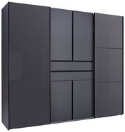 Moderner Kleiderschrank in Dunkelgrau/Anthrazit mit glatten Fronten und mittigem Schubladenbereich, in leichter Frontansicht aus schrägem Winkel (3/4-Perspektive) freigestellt auf weißem Hintergrund.