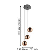 Mehrflammige Pendelleuchte mit drei kupferfarbenen Glaskugelschirmen an schwarzer Deckenplatte, Abhängung bis 150 cm und Ø 45,5 cm, frontale Seitenansicht auf weißem Hintergrund