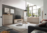 Modernes Wohnzimmer mit XL-TV-Lowboard, Sideboard und Highboard in heller Holzoptik, seitliche Perspektive.