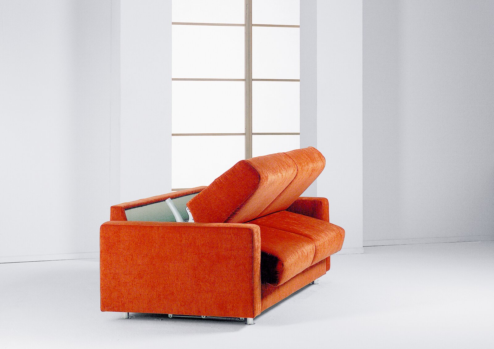 Orangefarbenes Schlafsofa mit teilweise hochgeklappter Rückenlehne und sichtbarem Ausklappmechanismus, aus schräger Vorderansicht von links