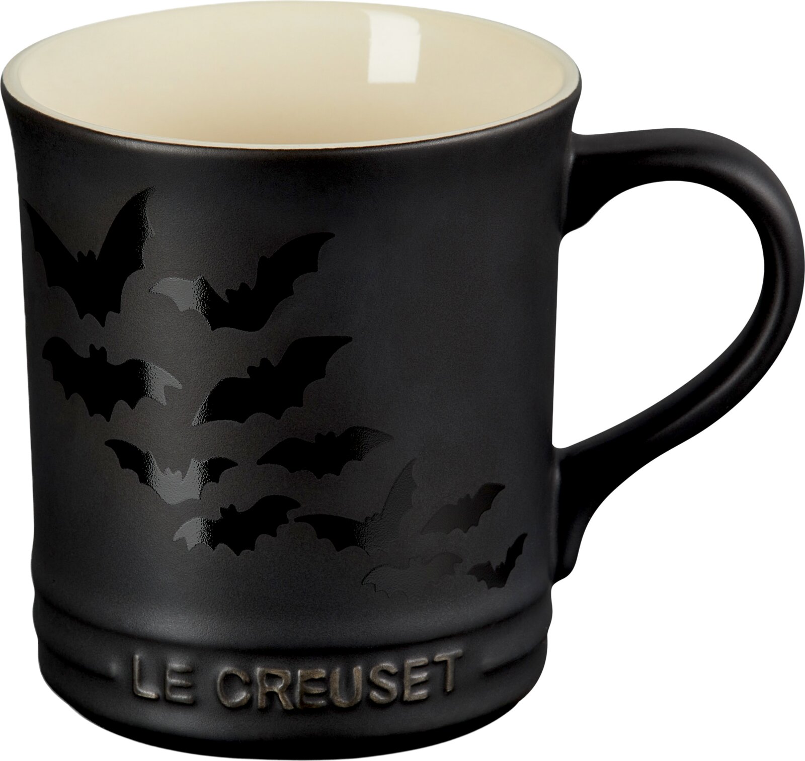 LE CREUSET Kaffeebecher Seattle Schwarze Le Creuset Tasse mit cremefarbener Innenseite und glänzendem Fledermausdekor, frontal leicht von oben mit Henkel rechts gezeigt