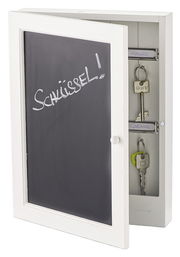 Weißer Schlüsselkasten mit offener Tür, die eine Tafel mit der Aufschrift 'Schlüssel!' zeigt. Innen sind zwei Schlüssel an Haken aufgehängt, beschriftet mit 'Keller' und 'Garage'. Perspektive von vorne leicht seitlich.