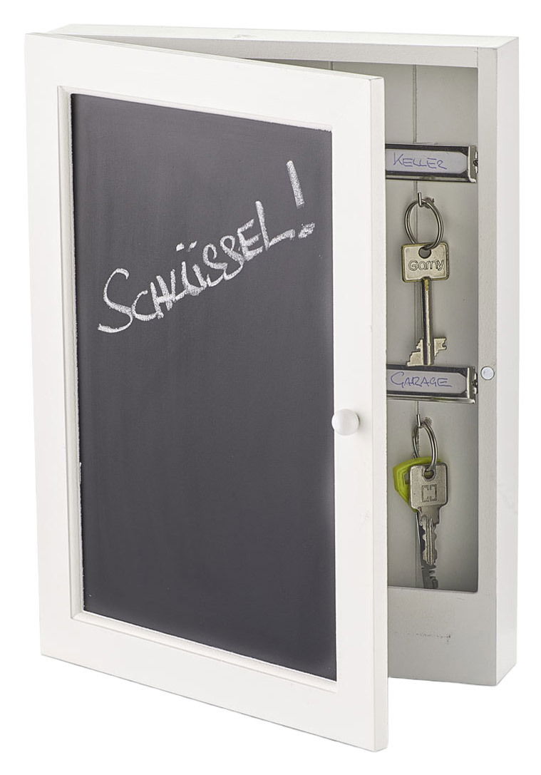 Weißer Schlüsselkasten mit offener Tür, die eine Tafel mit der Aufschrift 'Schlüssel!' zeigt. Innen sind zwei Schlüssel an Haken aufgehängt, beschriftet mit 'Keller' und 'Garage'. Perspektive von vorne leicht seitlich.